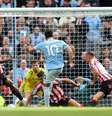 Haaland, do Manchester City, tenta o chute diante da marcação do Sunderland, no Etihad Stadium - Foto: Carl Recine/Getty Images / Jogada10