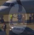  Moraes e Viviane aparecem deixando um Legacy 650, de prefixo PP-NLR, e sendo recebidos na pista  Foto: Reprodução/X/O Globo