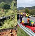 Acidente envolvendo um ônibus e um automóvel no km 232,6 da Rodovia Doutor Avelino Júnior, em Cruzeiro  Foto: Divulgação/PM