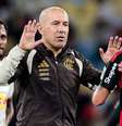 Técnico Leo Jardim comemora com De la Cruz após vitória sobre o Bragantino –  Foto: GILVAN DE SOUZA/FLAMENGO / Jogada10