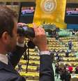 Repórter Felippe Coaglio, da TV Globo e GloboNews, levou um binóculo para acompanhar de perto as reações dos líderes mundiais aos discursos na Assembleia Geral da Organização das Nações Unidas (ONU)  Foto: Reprodução/GloboNews
