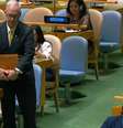 Representante dos Estados Unidos deixando plenário da ONU durante discurso de presidente do Irã  Foto: Reprodução/Assembleia Geral da ONU
