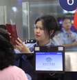 China estaria exigindo que pesquisadores, fundadores e executivos de destaque do setor de IA obtenham autorização antes de viajar ao exterior  Foto: DW / Deutsche Welle