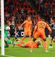 Jogadores de Holanda e Alemanha em disputa de bola na Liga das Nações - Foto: Dean Mouhtaropoulos/Getty Images / Jogada10