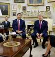 O presidente dos EUA, Donald Trump, e a primeira-dama Melania Trump encontram-se com o presidente chinês, Xi Jinping, e sua esposa, Peng Liyuan, no Salão Oval da Casa Branca, em Washington.  Foto: © Evan Vucci / Reuters / RFI