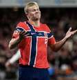 Haaland comemora o segundo gol marcado na vitória sobre a Noruega - Foto: Marius Nordnes / Nordnes Foto/Getty Images / Jogada10