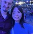O casal Maximilien Baptiste et Chun Qin, de Paris, no Stade de France, em 25 de setembro de 2026.  Foto: RFI