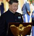 O presidente dos EUA, Donald Trump, segura uma pasta ao lado do presidente chinês, Xi Jinping, antes de Xi proferir um discurso durante um jantar de Estado na Casa Branca, em Washington, D.C., EUA, em 24 de setembro de 2026.  Foto: REUTERS - Evelyn Hockstein / RFI