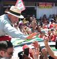 Lula intensifica agenda de rua na reta final do primeiro turno e faz corpo a corpo em SP  Foto: Felipe Rau/Estadão / Estadão