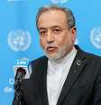 O ministro das Relações Exteriores do Irã, Abbas Araghchi, discursa em frente a um pódio tendo como fundo o azul da ONU.  Foto: Bloomberg via Getty Images / BBC News Brasil