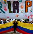 Acordo assinado em 2016 pelo então presidente Juan Manuel Santos com o comandante das FARC visava pôr fim a mais de meio século de conflito armado (imagem ilustrativa).  Foto: REUTERS/John Vizcaino / RFI