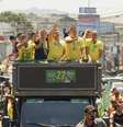 Flávio Bolsonaro em carreata com Douglas Ruas, candidato ao governo do Rio de Janeiro, neste sábado, 26  Foto: Charles Vieira/Campanha Flávio Bolsonaro