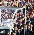 O papa Leão XIV cumprimenta fiéis ao chegar para celebrar uma missa na esplanada do Santuário de Nossa Senhora de Lourdes, no sudoeste da França, neste domingo (27).  Foto: RFI