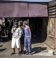 Policiais sul-africanos cercam um estabelecimento onde dez pessoas morreram em um tiroteio na madrugada deste domingo (27), no município de Lwandle, nos arredores da Cidade do Cabo.  Foto: AFP - GIANLUIGI GUERCIA / RFI