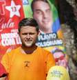 Um vendedor exibe bonés à venda dos candidatos à presidência do Brasil, Luiz Inácio Lula da Silva e Flávio Bolsonaro, em um bairro residencial de Brasília, em 11 de setembro de 2026.  Foto: RFI