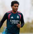 Foto: Divulgação - Legenda: Rodrygo avança na recuperação e retoma contato com a bola no centro de treinamentos / Jogada10