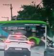 Ônibus elétrico desgovernado atinge ao menos seis veículos no Jabaquara, em São Paulo  Foto: Reprodução / Portal DJA via Instagram