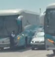 Dois ônibus de excursão escolar são abordados por bandidos e utilizados como barricadas no RJ  Foto: Reprodução 