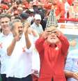 Lula ergue imagem de Nossa Senhora Aparecida em caminhada em Fortaleza (CE)  Foto: @PT-Partido dos Trabalhadores via YouTube / Estadão