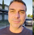 R$ 6,2 milhões, terreno de 2.400 m², 1.100 m² construídos e quitada 27 anos antes do previsto: a mansão de Flávio Bolsonaro, candidato à Presidência em 2026, que triplicou seu patrimônio. Foto: Reprodução/Instagram, @flaviobolsonaro / Youtube: @CNNbrasil / Purepeople