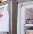 Aprenda a verificar a vedação da borracha do freezer, remover sujeira e reconhecer danos que podem exigir a troca da peça.  Foto: Imagem gerada por inteligência artificial / Catraca Livre