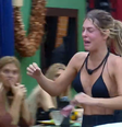 Ana Bruna chora após conversar com a produção  Foto: Reprodução/Record