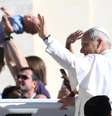 Papa em meio aos fiéis na Praça São Pedro  Foto: ANSA / Ansa - Brasil