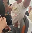 Imagem em rede social mostra passageiros com a camisa suja de sangue; briga entre pilotos fez voo que ia para Israel ser desviado — Foto: Reprodução  Foto: Reprodução/Rede Social / Estadão