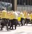Taxistas trocam agressões no Aeroporto do Galeão.  Foto: Reprodução/Redes sociais