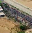 Vista aérea da montanha-russa X2, no Six Flags Magic Mountain, na Califórnia, Estados Unidos  Foto: Reprodução / KTLA