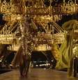 O dourado luxuoso foi visto nos looks desfilados, nos lustres sobre a passarela e na Torre Eiffel  Foto: Reprodução