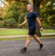 Uma pausa curta para atravessar uma rua, beber água ou recuperar o fôlego não anula o restante do exercício. Foto: Imagem gerada por inteligência artificial / Catraca Livre