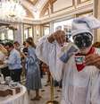 Pulcinella, figura tradicional da cultura italiana, serve café no evento da FAO, em Roma  Foto: ANSA / Ansa - Brasil