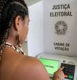 A maioria entre os votantes não é recente, já vem desde o início dos anos 2000, mas a presença feminina nos espaços de poder continua pequena.   Foto: Imagem criada por IA / Gemini