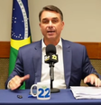 Flávio Bolsonaro (PL-RJ) durante live aberta nas redes sociais após cancelamento do debate da Globo  Foto: Reprodução / YouTube