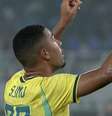 Pedro recebe o abraço de Vini Jr ao fazer o segundo gol do Brasil sobre a Índia.  Foto: Reprodução / Jogada10