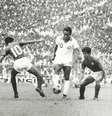 Pelé em Calcutá, na Índia, em ação durante seu penúltimo jogo como profissional  Foto: Divulgação / Estadão