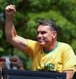 Flávio Bolsonaro durante campanha em Santa Barbara D´Oeste  Foto: Alexandre Meneghini / Reuters