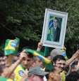 Apoiadores de Flávio Bolsonaro acenam com bandeiras do Brasil e quadro de Jair antes de carreata em Santa Bárbara d'Oeste  Foto: Felipe Rau/Estadão