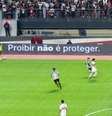 Placas de propaganda no MorumBis criticam proibição das bets, determinada por Medida Provisória assinada pelo presidente Lula (PT) em 25 de setembro  Foto: Reprodução / Sportv/Premiere