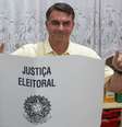 O candidato à presidência do Brasil, Flávio Bolsonaro, do Partido Liberal (PL), gesticula enquanto vota durante as eleições gerais, no Rio de Janeiro, Brasil, em 4 de outubro de 2026.  Foto: REUTERS/Ricardo Moraes TPX IMAGES OF THE DAY