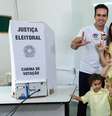 Lucas Ribeiro (PP) vota com a família neste domingo, 4, em Campina Grande (PB)  Foto: Reprodução / Facebook