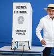 Luiz Inácio Lula da Silva, atual presidente do Brasil e candidato à presidência, posa para foto após votar nas eleições gerais de 4 de outubro de 2026 em São Bernardo do Campo  Foto: (Foto de Ricardo Moreira/Getty Images)