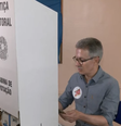 Zema entra com celular na cabine de votação  Foto: Reprodução/GloboNews