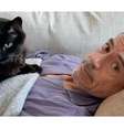 Robert Downey Jr., o eterno Homem de Ferro, hoje aos 61 anos: ‘Entender a maneira como os gatos brincam e brigam é entender os segredos do universo'.  Foto: Reprodução, Instagram @robertdowneyjr / Purepeople