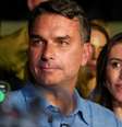O candidato à Presidência Flávio Bolsonaro discursa para apoiadores em Brasília após o primeiro turno das eleições, em 4 de outubro de 2026. O filho do ex-presidente Jair Bolsonaro terminou a votação à frente de Lula e chega ao segundo turno como favorito.  Foto: © Diego Herculano / Reuters / RFI