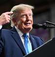 O presidente dos EUA, Donald Trump, discursa no palco do Centro de Atividades Estudantis Butler-Vandalia durante um comício de campanha em 3 de outubro de 2026 em Vandalia, Ohio. Trump está viajando pelos EUA nas últimas semanas antes das eleições de meio de mandato para fazer campanha para candidatos republicanos.  Foto: Roberto Schmidt/Getty Images