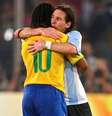 No seu Insta, Ronaldinho celebra Messi. Seu parceiro no Barça, mas rival nas seleções. Foto: Reprodução Instagram de Ronaldinho / Jogada10