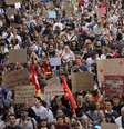 Em Paris, uma marcha reuniu 100 mil participantes, segundo organizações estudantis, e 56 mil, de acordo com dados do Ministério do Interior da França.  Foto: AFP - GEOFFROY VAN DER HASSELT / RFI