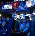 Apoiadores do líder do Parti Quebecois (PQ), Paul St-Pierre Plamondon, acompanham a divulgação dos resultados eleitorais em Montreal, Quebec, no Canadá, em 5 de outubro de 2026.  Foto: © ANDREJ IVANOV / AFP / RFI